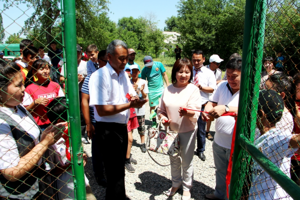 Органы МСУ Кызыл-Тууского муниципалитета Чуйской области построили мини-футбольное поле при поддержке Швейцарии