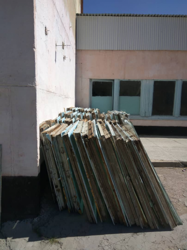 Кызыл-Туу айыл окмоту Саадаш Абдылдаева атындагы орто мектебинин терезелери ондолду